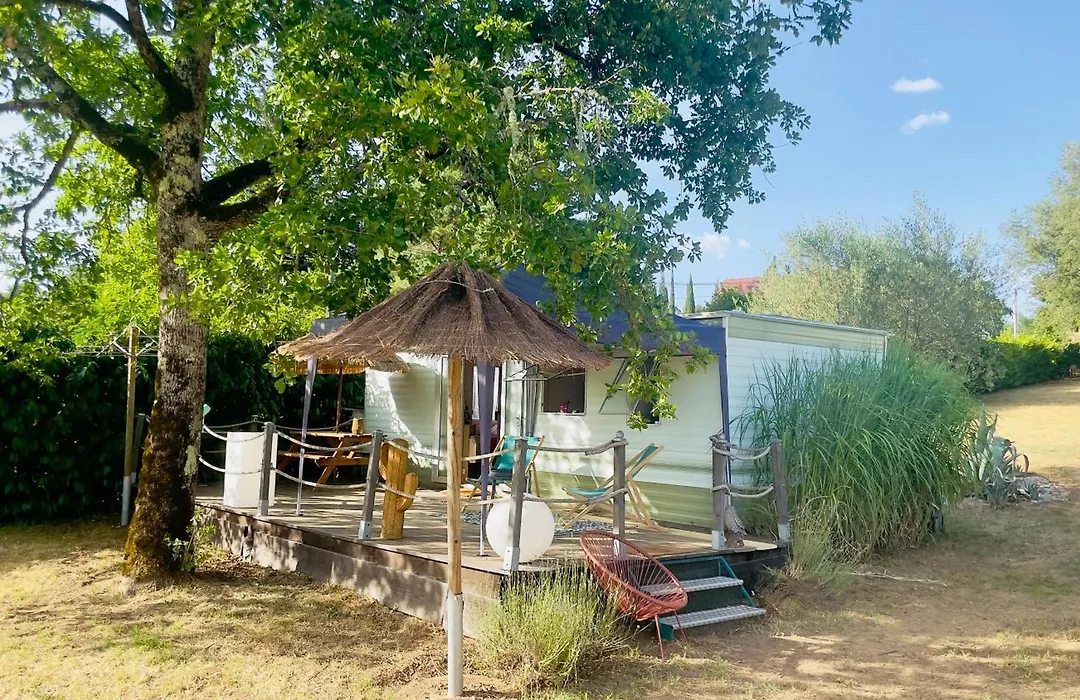 Chez Les Garçons Mobile home vintage, confortable avec piscine-1