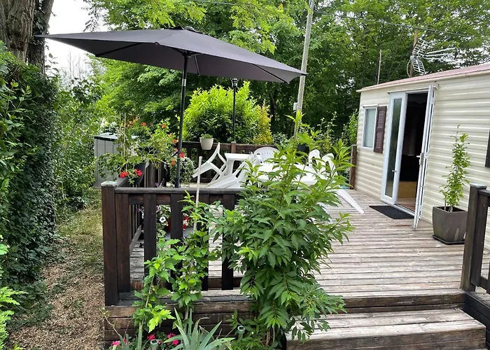 Mobil-home climatisé pour 6 personnes au maximum, avec 3 chambres et une grande terrasse, entièrement et totalement équipé mais sans WIFI, avec les draps compris mais Piscine et Restaurant non garantis à compter de septembre Sarlat